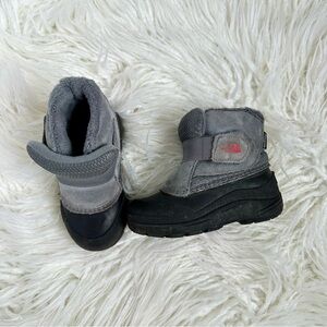 The North Face Toddler Grey and Red Alpenglow II Snow Boots Size 9